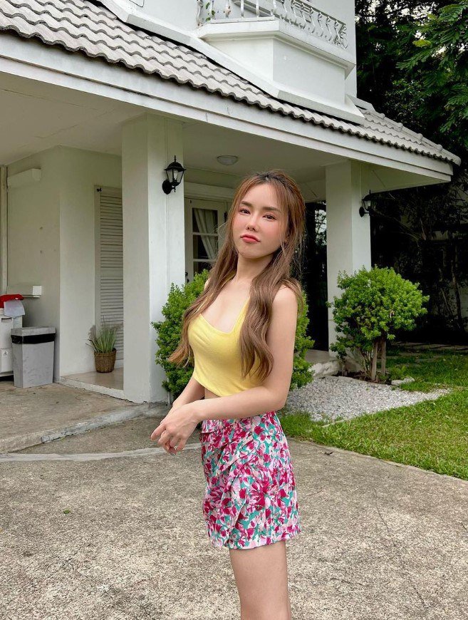 She sold her body for money so she could live comfortably. | @justsamile #34UNLSYw